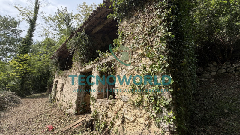 Proponiamo in vendita un affascinante rustico/rudere di circa 140 mq situato nel comune di Calven...