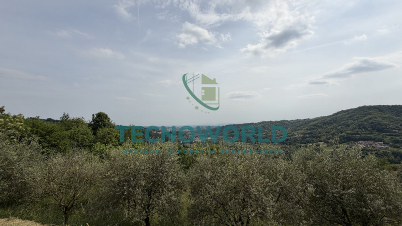 Proponiamo in vendita un affascinante rustico/rudere di circa 140 mq situato nel comune di Calven...