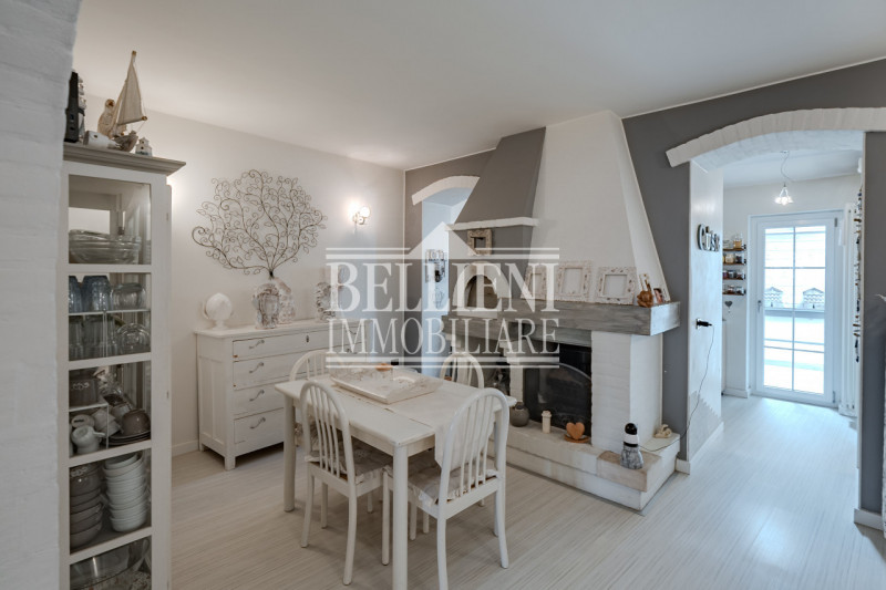 RIVIERA BERICA - Proponiamo in vendita un caratteristico appartamento terra-cielo, ideale per chi...
