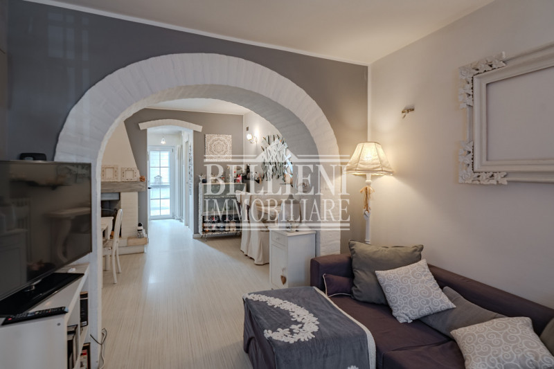 RIVIERA BERICA - Proponiamo in vendita un caratteristico appartamento terra-cielo, ideale per chi...