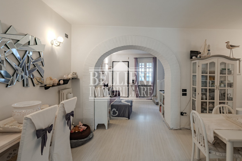 RIVIERA BERICA - Proponiamo in vendita un caratteristico appartamento terra-cielo, ideale per chi...