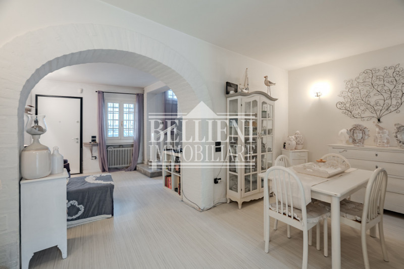 RIVIERA BERICA - Proponiamo in vendita un caratteristico appartamento terra-cielo, ideale per chi...