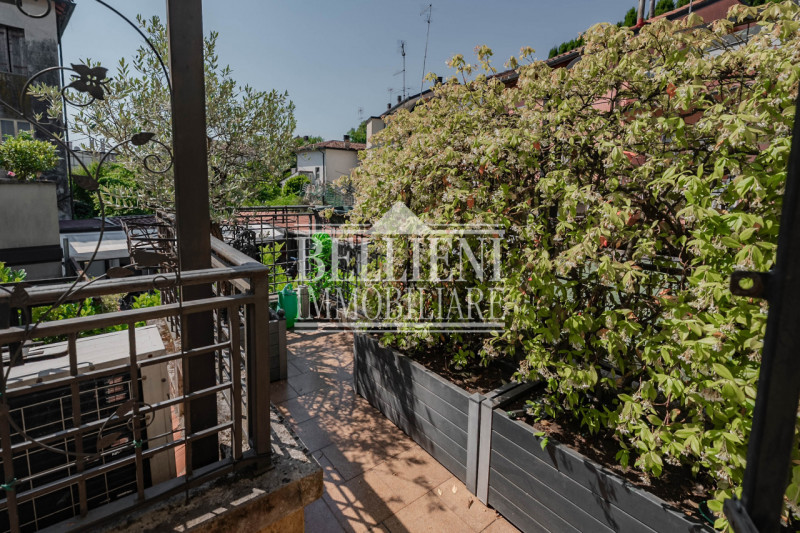 RIVIERA BERICA - Proponiamo in vendita un caratteristico appartamento terra-cielo, ideale per chi...