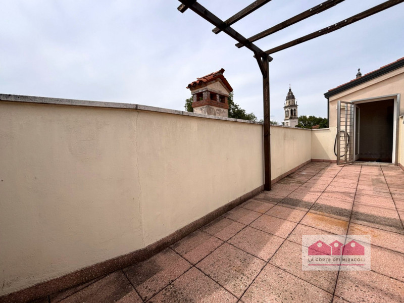 PIAZZA ARACELI: ESCLUSIVO QUADRICAMERE FINEMENTE RISTRUTTURATO SVILUPPATO SU TRE LIVELLI CON ASCE...