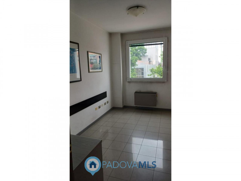Immobile in esclusiva al Gruppo Padova MLS
In elegante palazzo direzionale di rappresentanza, pro...