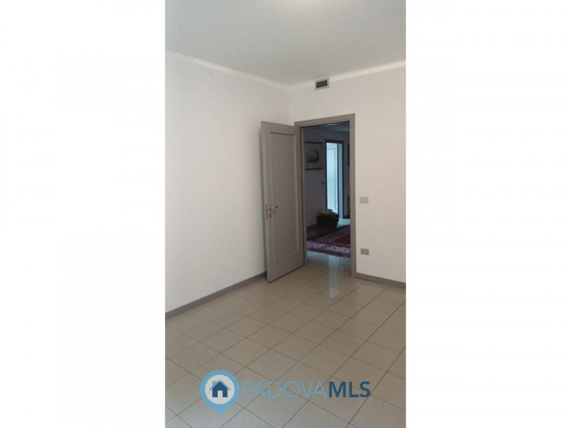 Immobile in esclusiva al Gruppo Padova MLS
In elegante palazzo direzionale di rappresentanza, pro...