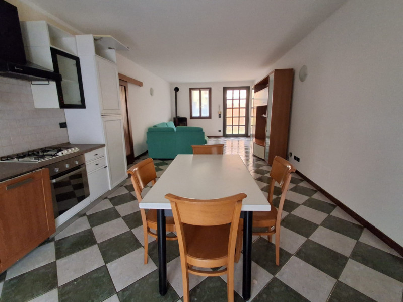 Arre: appartamento al piano terra con giardino esclusivo. Dalla porta d'ingresso entriamo nella s...