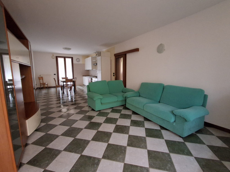 Arre: appartamento al piano terra con giardino esclusivo. Dalla porta d'ingresso entriamo nella s...
