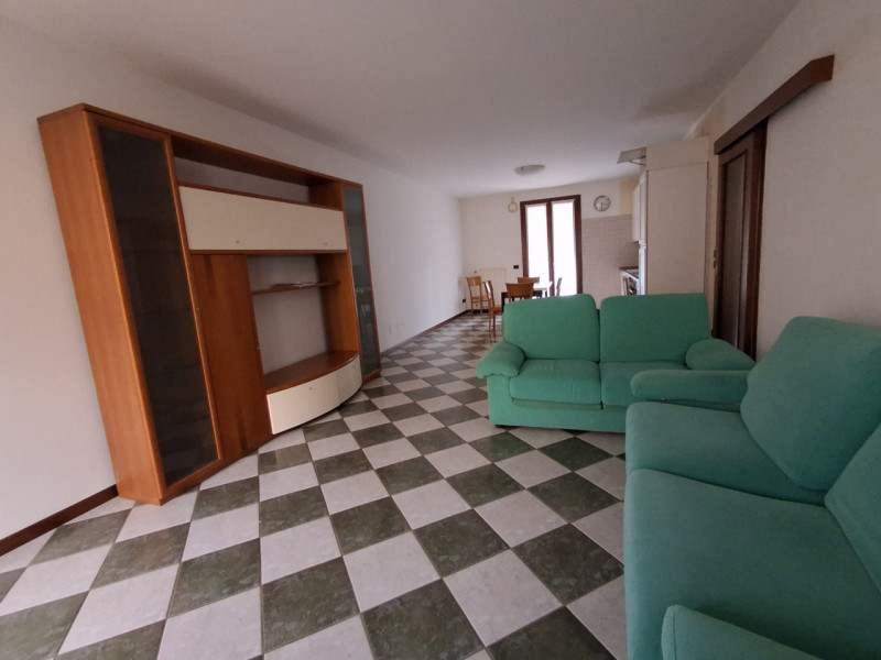 Arre: appartamento al piano terra con giardino esclusivo. Dalla porta d'ingresso entriamo nella s...