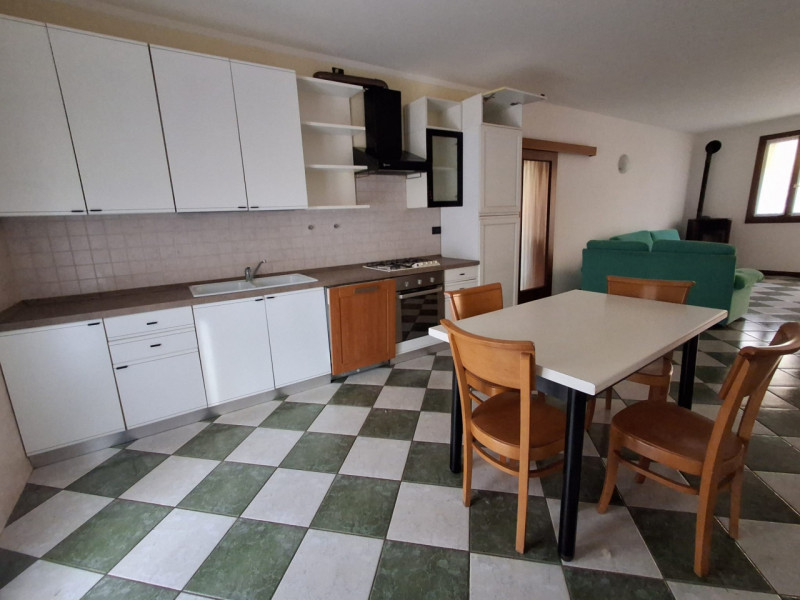Arre: appartamento al piano terra con giardino esclusivo. Dalla porta d'ingresso entriamo nella s...