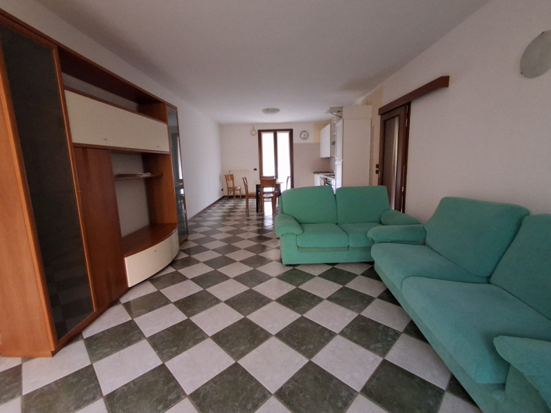 Arre: appartamento al piano terra con giardino esclusivo. Dalla porta d'ingresso entriamo nella s...
