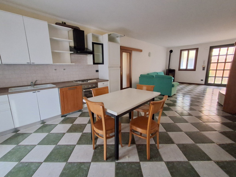 Arre: appartamento al piano terra con giardino esclusivo. Dalla porta d'ingresso entriamo nella s...
