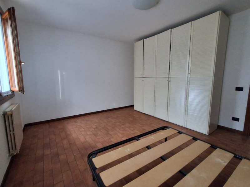 Arre: appartamento al piano terra con giardino esclusivo. Dalla porta d'ingresso entriamo nella s...