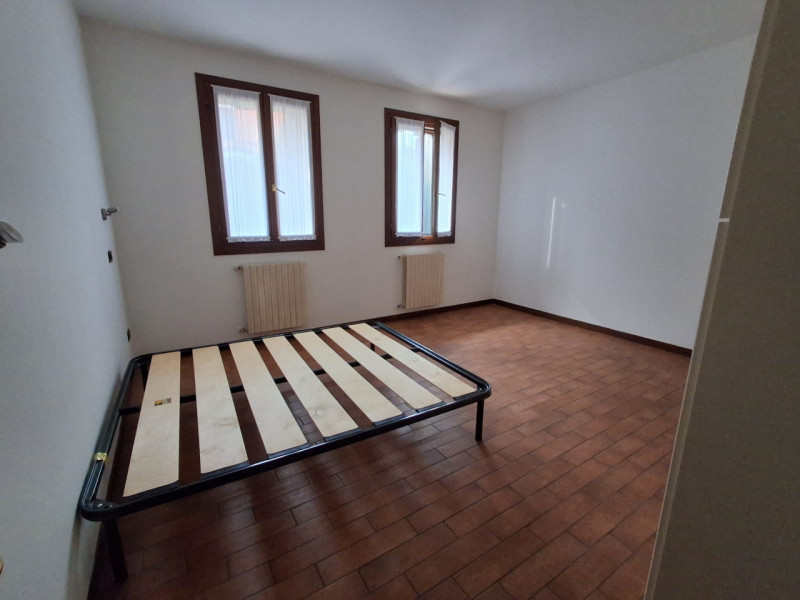 Arre: appartamento al piano terra con giardino esclusivo. Dalla porta d'ingresso entriamo nella s...