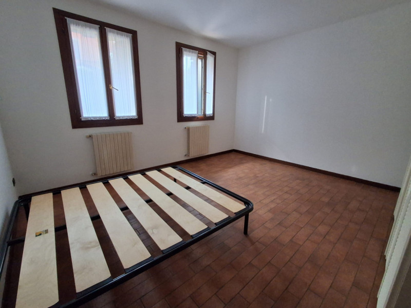 Arre: appartamento al piano terra con giardino esclusivo. Dalla porta d'ingresso entriamo nella s...
