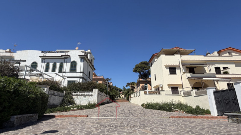 Scopri questa incantevole casa singola terratetto situata nel cuore di Fiumicino, una delle local...