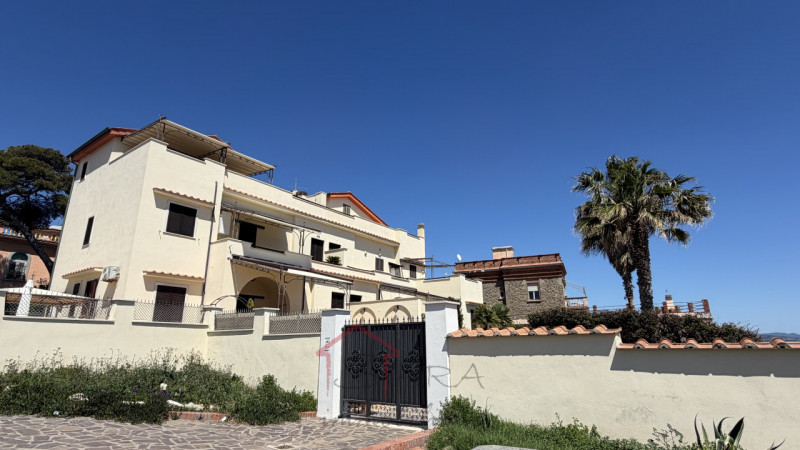 Scopri questa incantevole casa singola terratetto situata nel cuore di Fiumicino, una delle local...