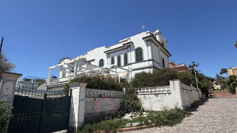 Scopri questa incantevole casa singola terratetto situata nel cuore di Fiumicino, una delle local...