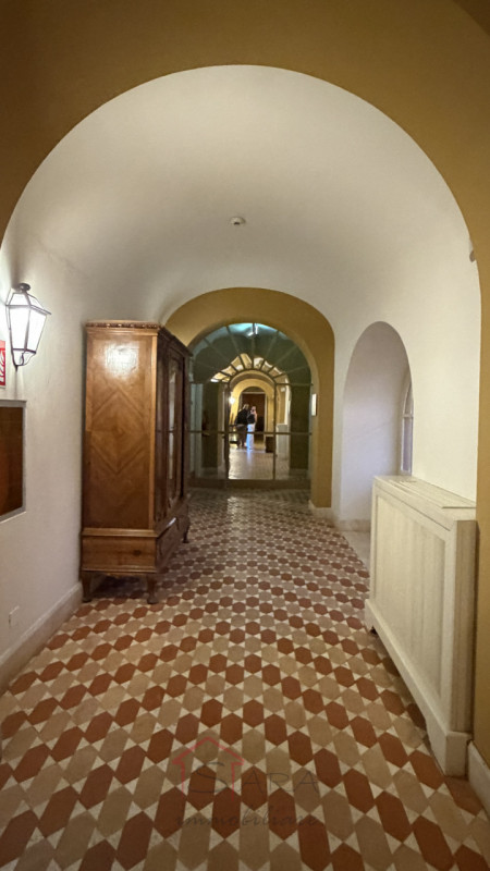 Scopri questa incantevole casa singola terratetto situata nel cuore di Fiumicino, una delle local...