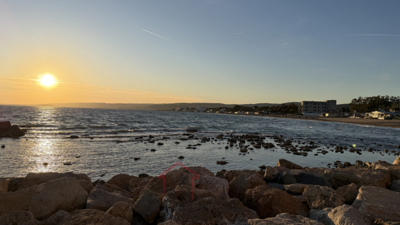Scopri questa incantevole casa singola terratetto situata nel cuore di Fiumicino, una delle local...