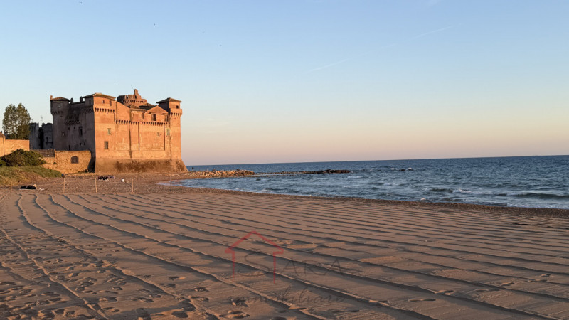 Scopri questa incantevole casa singola terratetto situata nel cuore di Fiumicino, una delle local...