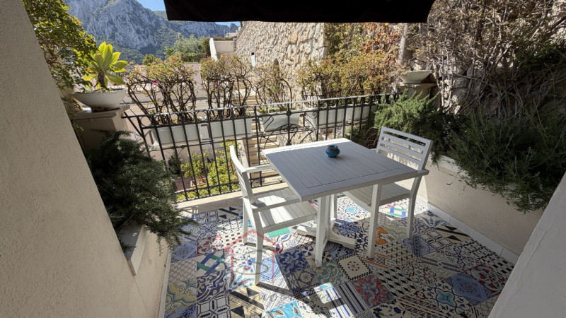 Scopri il fascino autentico di Anacapri in questa esclusiva casa singola terratetto da riattare, ...