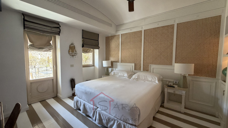 Scopri il fascino autentico di Anacapri in questa esclusiva casa singola terratetto da riattare, ...