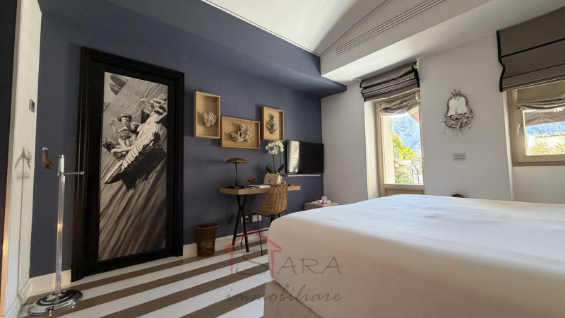 Scopri il fascino autentico di Anacapri in questa esclusiva casa singola terratetto da riattare, ...