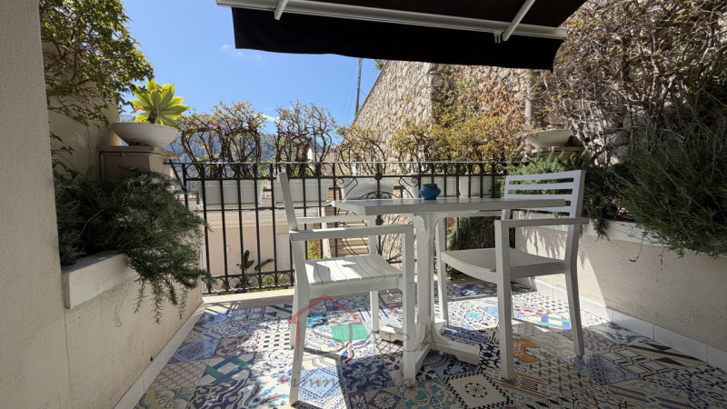 Scopri il fascino autentico di Anacapri in questa esclusiva casa singola terratetto da riattare, ...