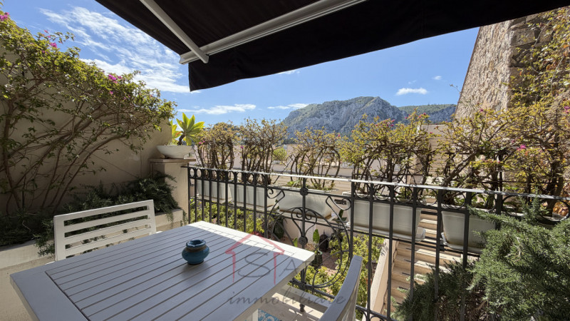 Scopri il fascino autentico di Anacapri in questa esclusiva casa singola terratetto da riattare, ...