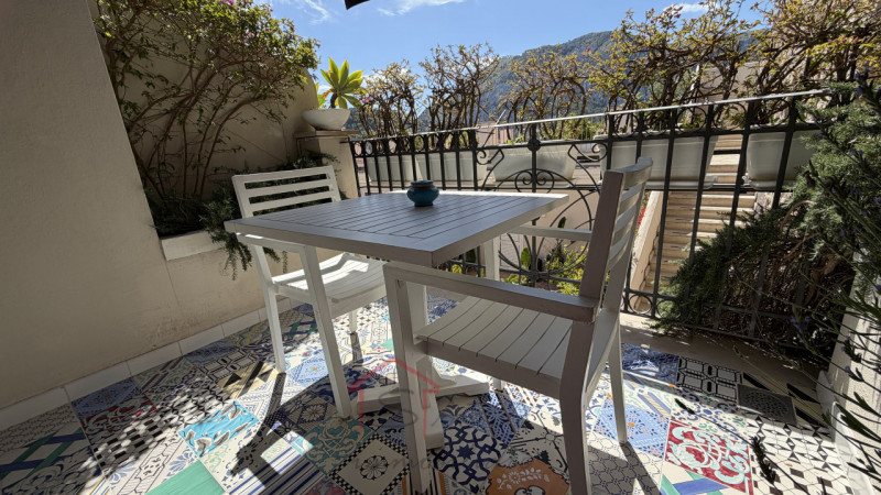 Scopri il fascino autentico di Anacapri in questa esclusiva casa singola terratetto da riattare, ...