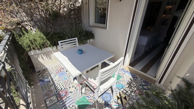 Scopri il fascino autentico di Anacapri in questa esclusiva casa singola terratetto da riattare, ...