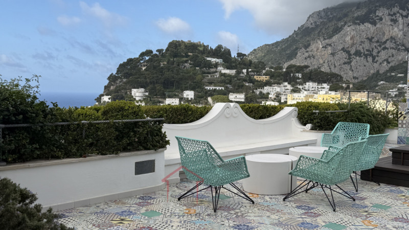 Scopri il fascino autentico di Anacapri in questa esclusiva casa singola terratetto da riattare, ...