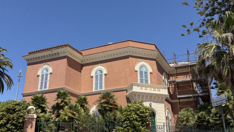 Scopri questa incantevole casa singola in vendita nella splendida zona di Santa Severa, nel comun...