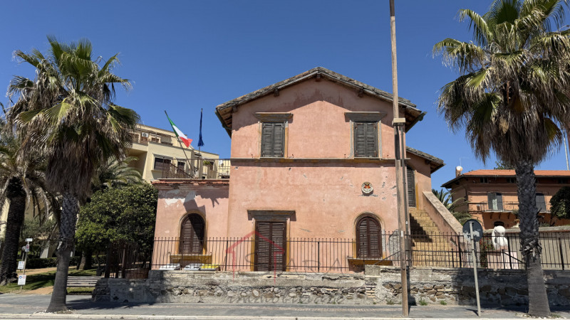 Scopri questa incantevole casa singola in vendita nella splendida zona di Santa Severa, nel comun...