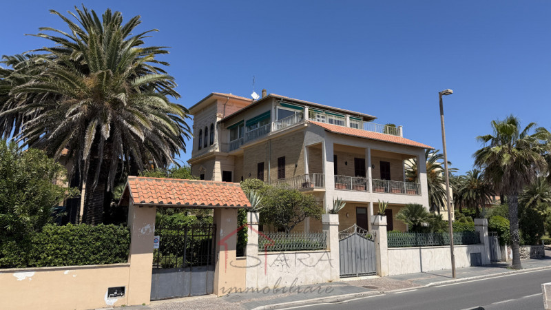 Scopri questa incantevole casa singola in vendita nella splendida zona di Santa Severa, nel comun...