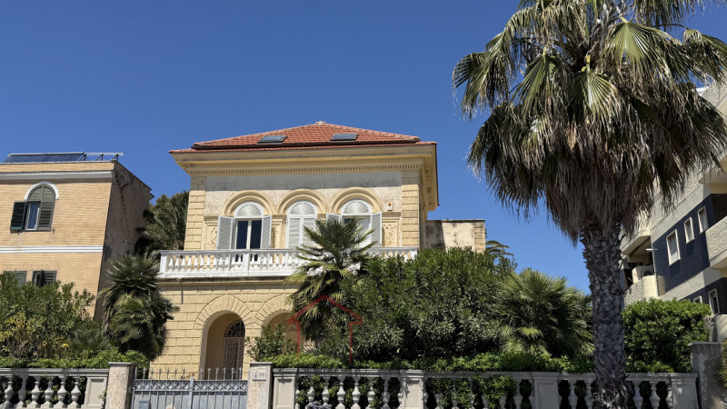 Scopri questa incantevole casa singola in vendita nella splendida zona di Santa Severa, nel comun...