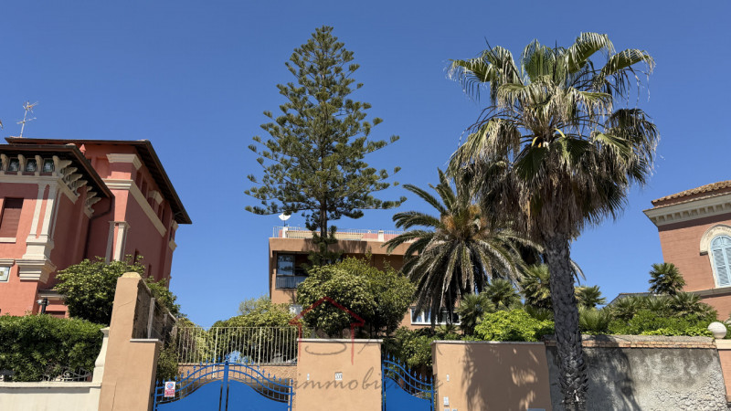 Scopri questa incantevole casa singola in vendita nella splendida zona di Santa Severa, nel comun...