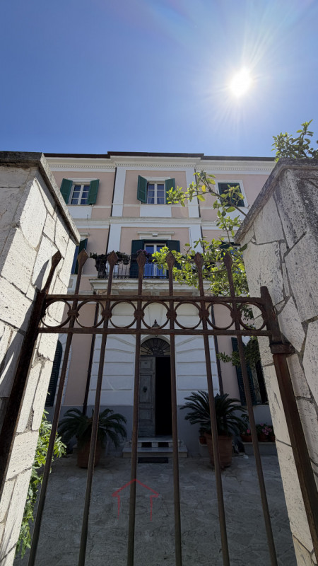 Scopri questa incantevole casa singola in vendita nella splendida zona di Santa Severa, nel comun...