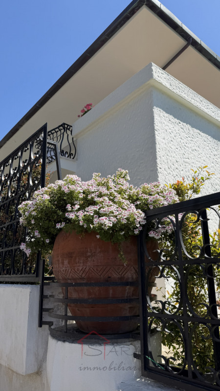 Scopri questa incantevole casa singola in vendita nella splendida zona di Santa Severa, nel comun...