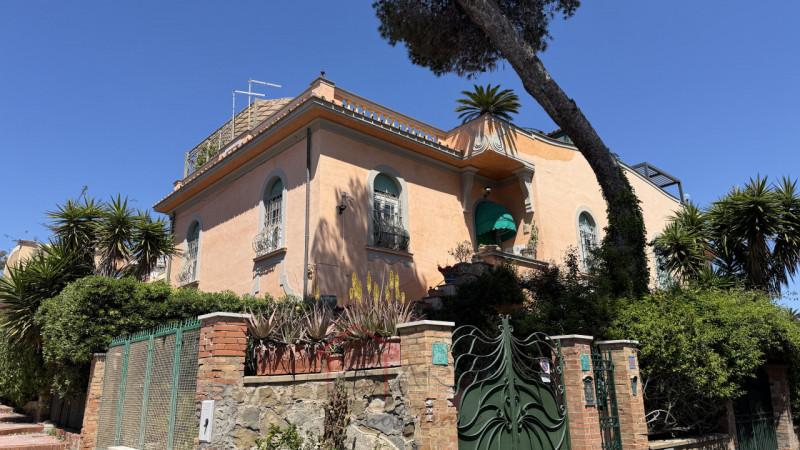 Scopri questa incantevole casa singola in vendita nella splendida zona di Santa Severa, nel comun...