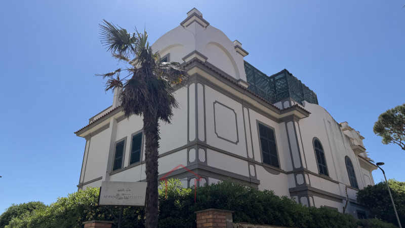 Scopri questa incantevole casa singola in vendita nella splendida zona di Santa Severa, nel comun...