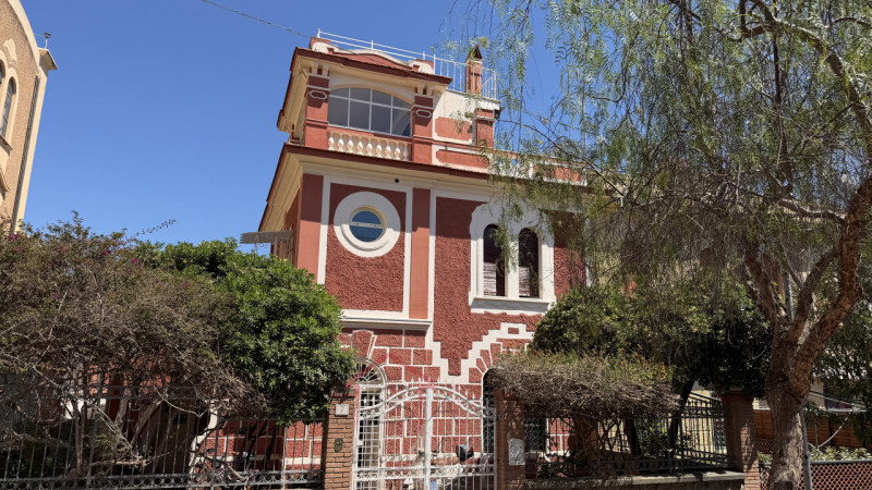 Scopri questa incantevole casa singola in vendita nella splendida zona di Santa Severa, nel comun...