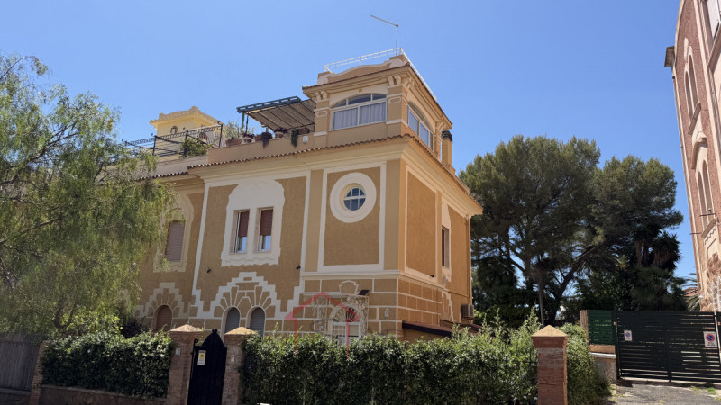 Scopri questa incantevole casa singola in vendita nella splendida zona di Santa Severa, nel comun...
