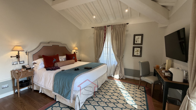 Scopri questa incantevole casa singola in vendita nella splendida zona di Santa Severa, nel comun...