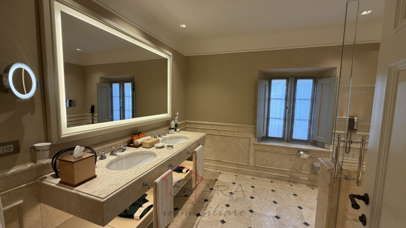 Scopri questa incantevole casa singola in vendita nella splendida zona di Santa Severa, nel comun...