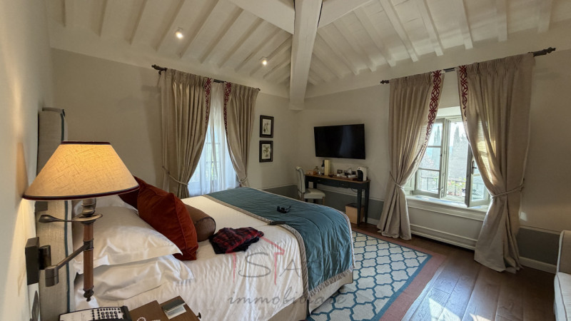 Scopri questa incantevole casa singola in vendita nella splendida zona di Santa Severa, nel comun...