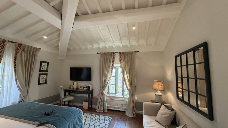 Scopri questa incantevole casa singola in vendita nella splendida zona di Santa Severa, nel comun...