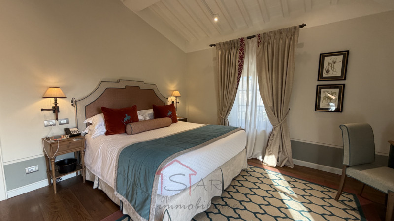 Scopri questa incantevole casa singola in vendita nella splendida zona di Santa Severa, nel comun...