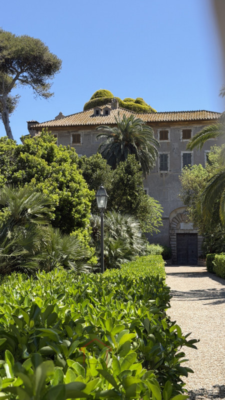 Scopri questa incantevole casa singola in vendita nella splendida zona di Santa Severa, nel comun...
